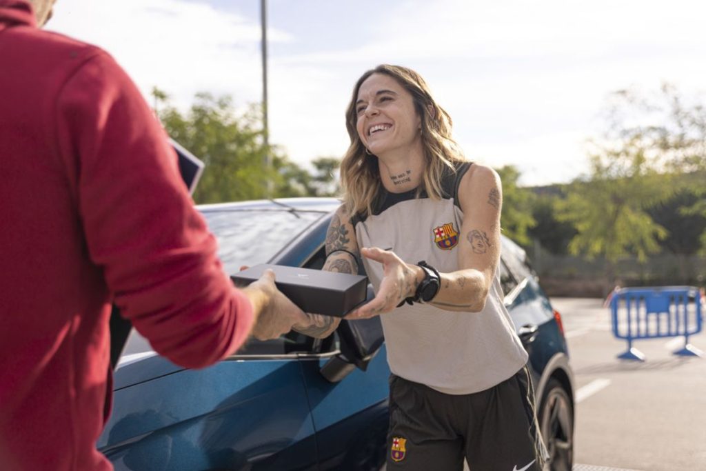 Los coches que estrenan Alexia Putellas, Aitana Bonmatí y las jugadoras del FC Barcelona 5 Motor16 Cupra FC Barcelona femenino5 Motor16