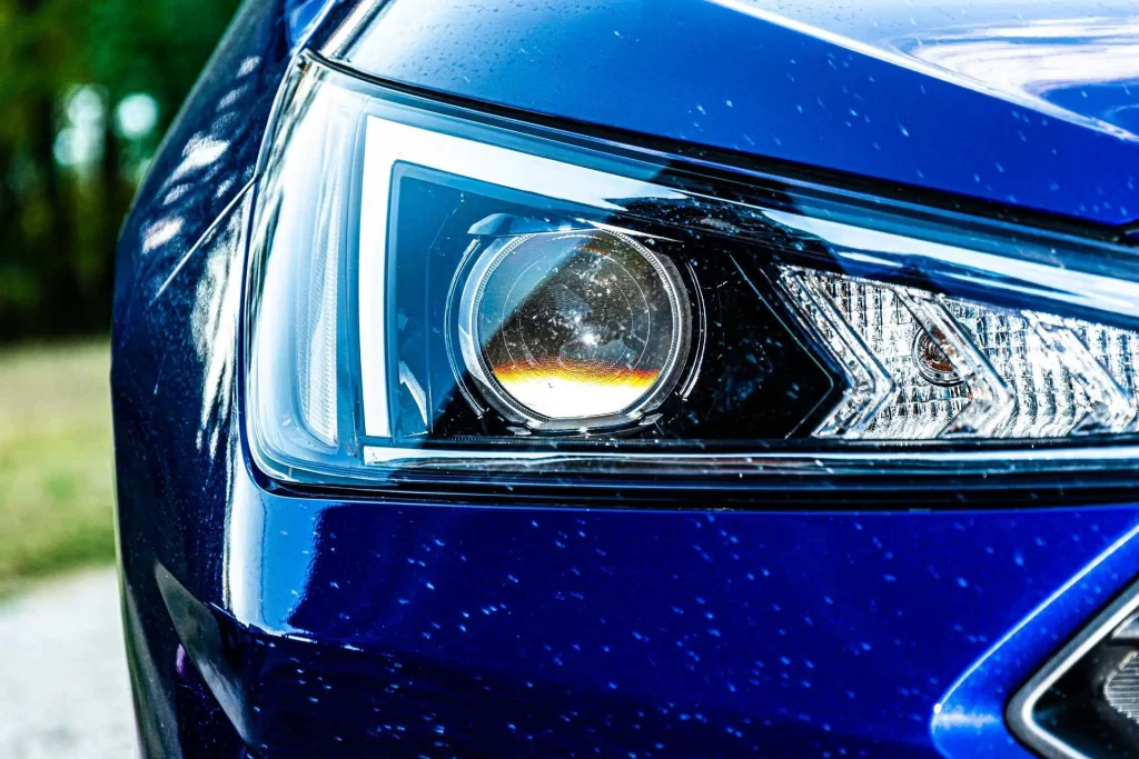 El truco infalible para que no nos deslumbren los faros de otros coches 1 Motor16