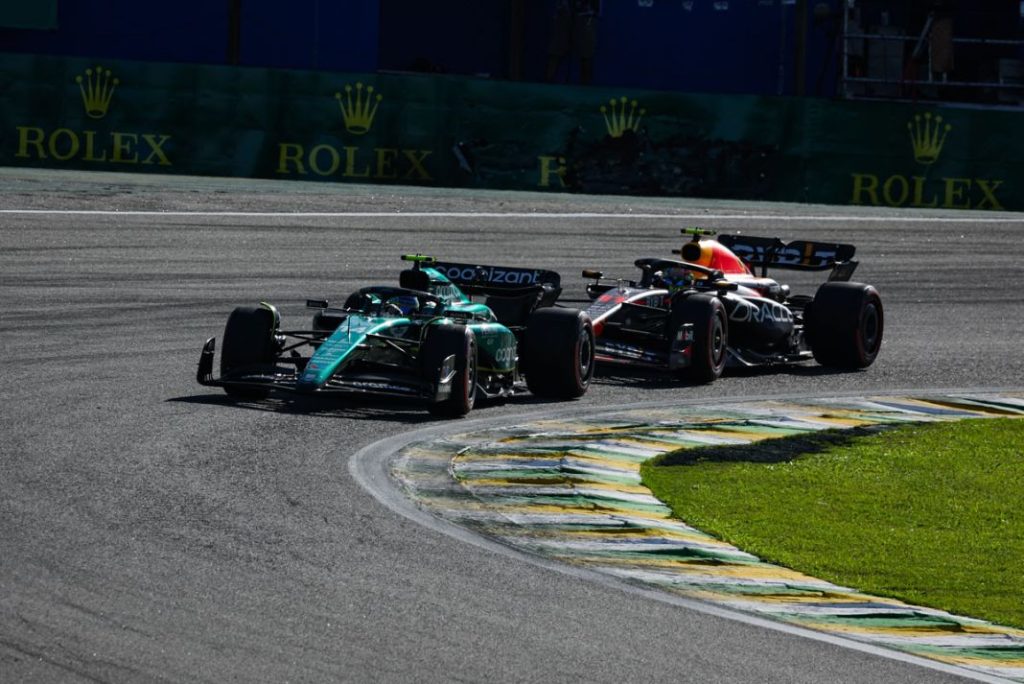 El día que Fernando Alonso añadió otra muesca a su leyenda 1 Motor16 EuropaPress 5556870 14 alonso fernando spa aston martin f1 team amr23 11 perez sergio mex red Motor16