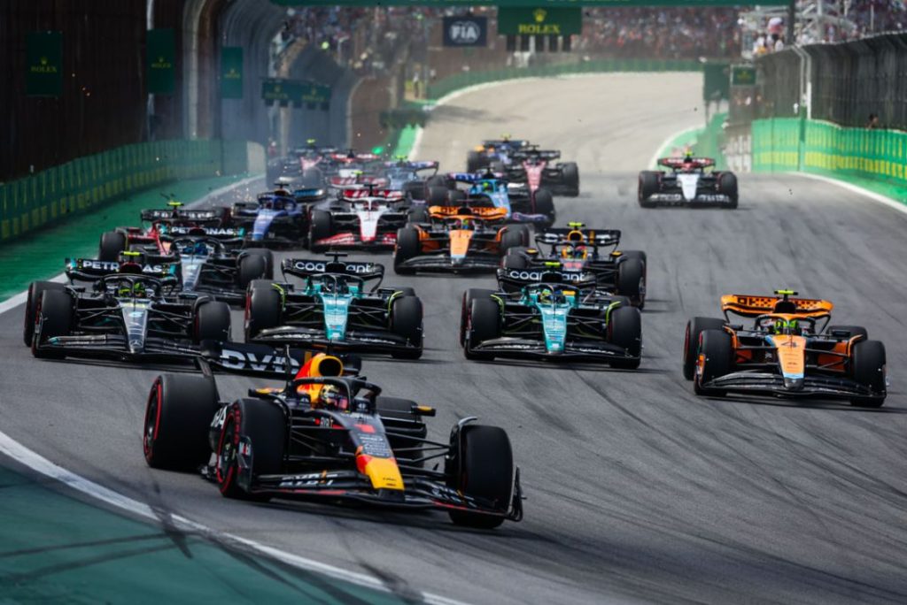 El día que Fernando Alonso añadió otra muesca a su leyenda 2 Motor16 EuropaPress 5556932 start of the race 01 verstappen max nld red bull racing rb19 04 norris Motor16