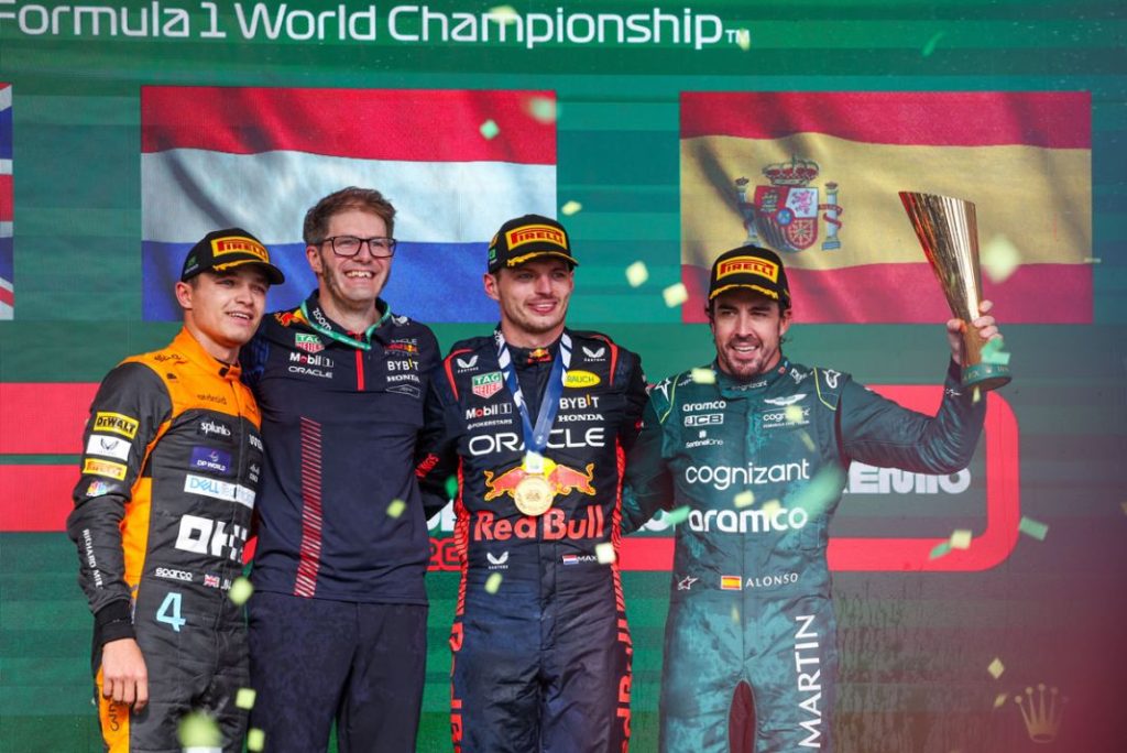 El día que Fernando Alonso añadió otra muesca a su leyenda 4 Motor16 EuropaPress 5557029 podium norris lando gbr mclaren f1 team mcl60 verstappen max ned red bull Motor16