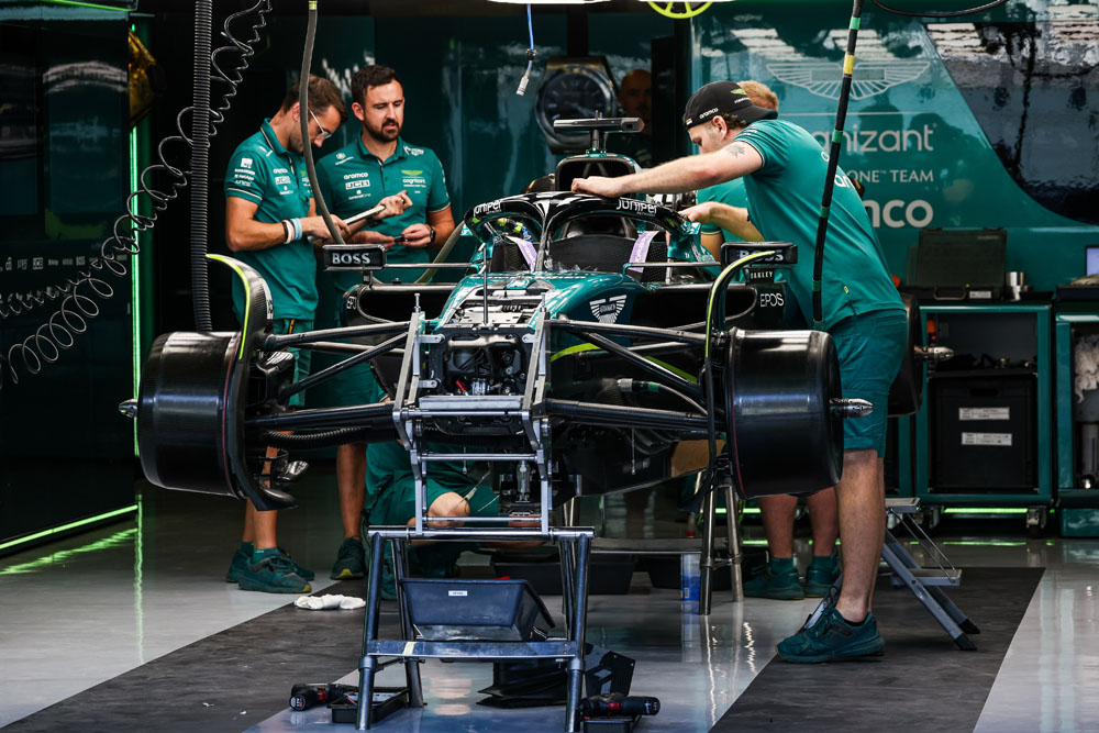 Previo GP Abu Dabi. A tortas, entre todos, por la 'pasta' 5 Motor16 EuropaPress 5595311 aston martin f1 team amr23 mechanical detail and mechanics during the 2023 Motor16