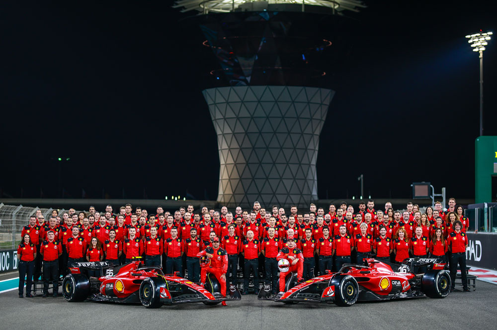 Previo GP Abu Dabi. A tortas, entre todos, por la 'pasta' 13 Motor16 EuropaPress 5595957 the scuderia ferrari team picture during the 2023 formula etihad airways Motor16