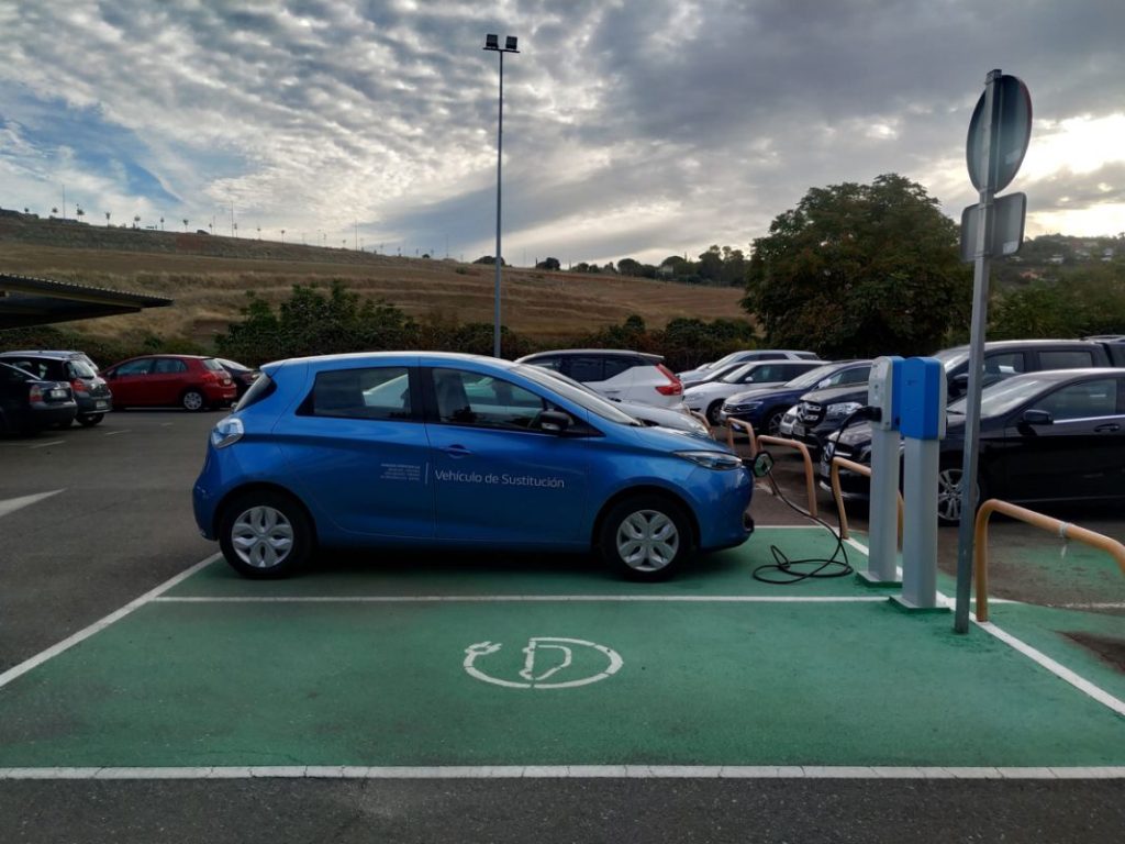 Un coche electrificado cargando su batería.