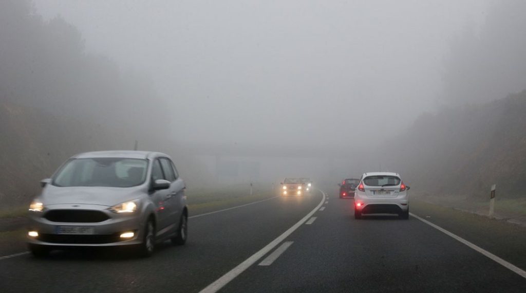 EuropaPress coches faros antiniebla encendidos carretera niebla debida heladas Motor16