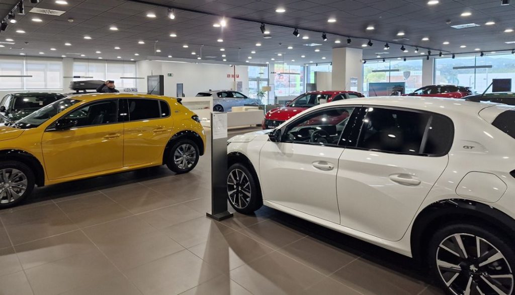 Las etiquetas que tenían el 40% de los coches de segunda mano buscados en Black Friday 1 Motor16 2023 Concesionario. Black Friday. Imagen.