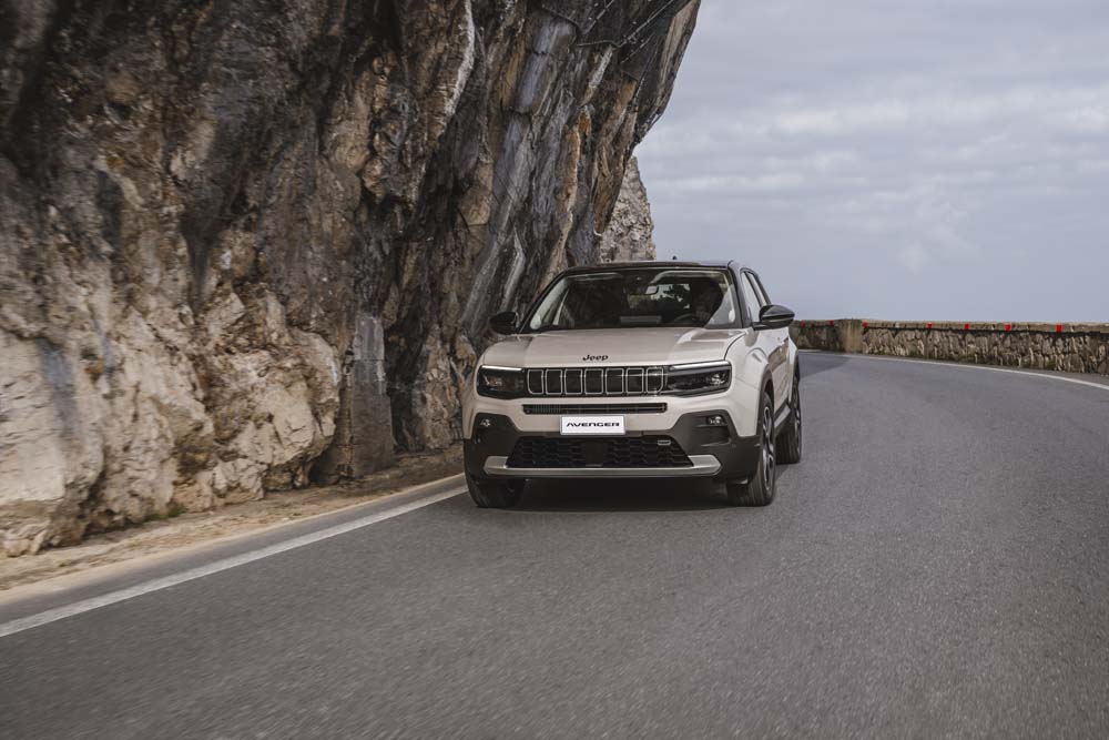 El Jeep Avenger lanza una nueva versión híbrida con etiqueta ECO 6 Motor16 Jeep Avenger e Hybrid 2024 2 Motor16