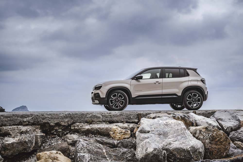 El Jeep Avenger lanza una nueva versión híbrida con etiqueta ECO 2 Motor16 Jeep Avenger e-Hybrid.