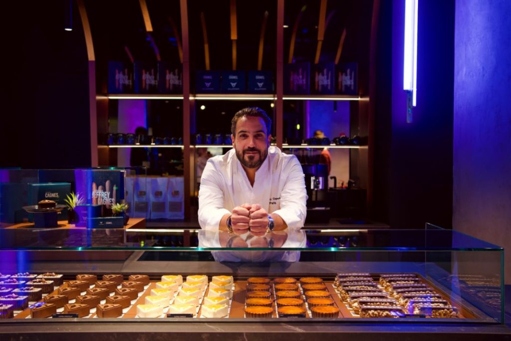 Cupra quiere conquistar París 2 Motor16 El chef pastelero francés Jeffrey Cagnes es el nuevo embajador de Cupra.
