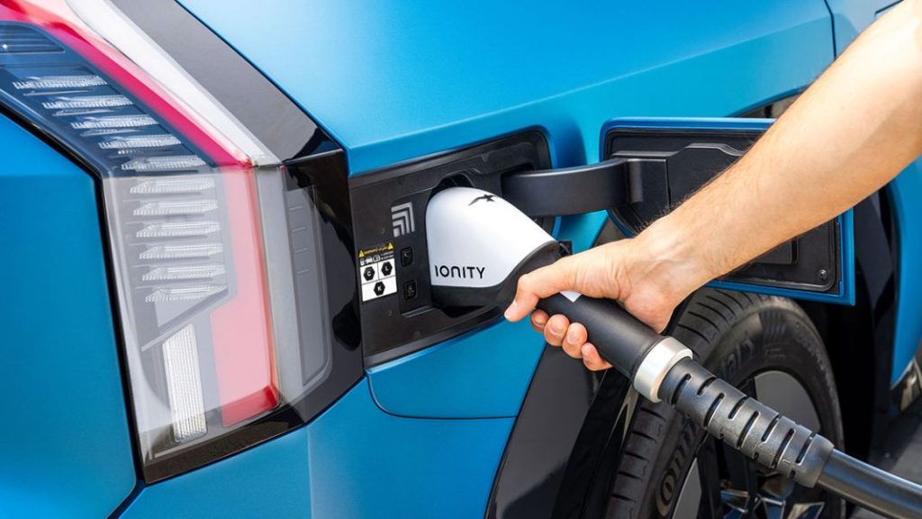 El sector de las grúas, preocupado por las asistencias a coches eléctricos 1 Motor16 El sector de las grúas explica que los eléctricos requieren de formación especializada por su parte.