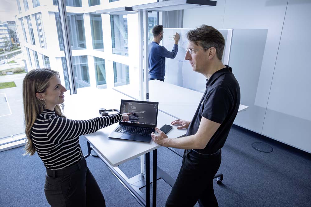 Mercedes-Benz adopta el código abierto para impulsar su ecosistema digital.