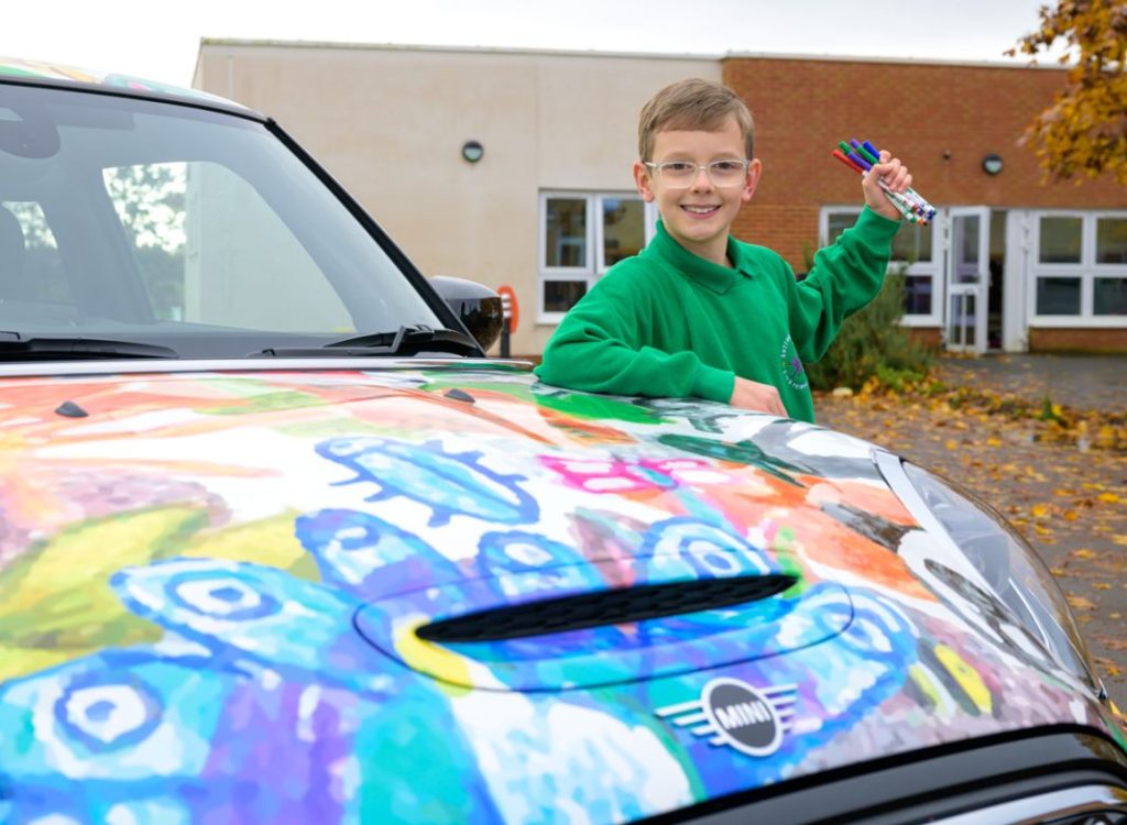 Mini añade un nuevo modelo a su catálogo y está diseñado por un niño de 9 años 7 Motor16 Mini y Crayola por Oliver Gorrod1 Motor16
