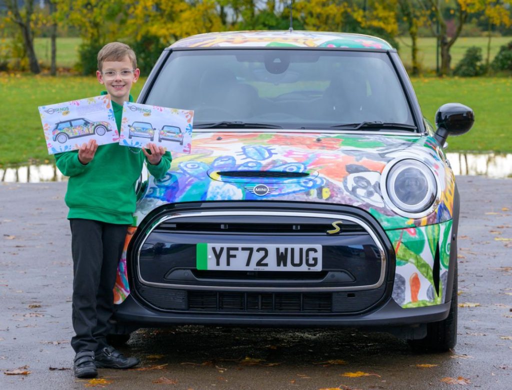 Mini añade un nuevo modelo a su catálogo y está diseñado por un niño de 9 años 6 Motor16 Mini y Crayola por Oliver Gorrod2 Motor16