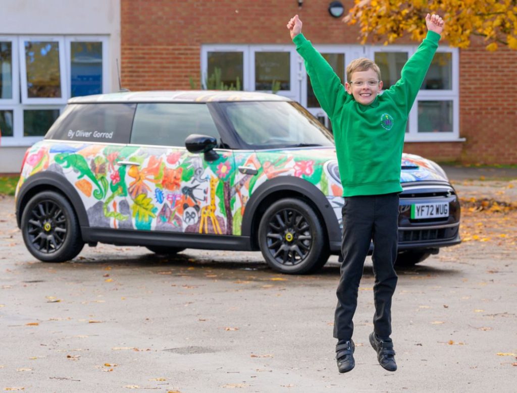 Mini añade un nuevo modelo a su catálogo y está diseñado por un niño de 9 años 4 Motor16 Mini y Crayola por Oliver Gorrod4 Motor16