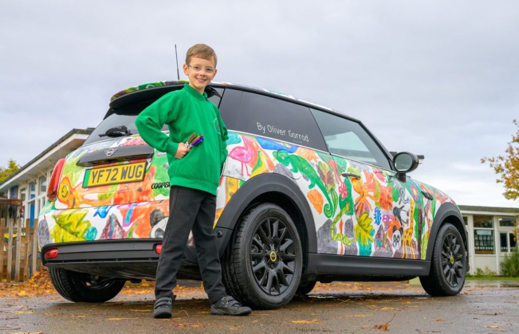 Mini añade un nuevo modelo a su catálogo y está diseñado por un niño de 9 años 1 Motor16 Mini y Crayola por Oliver Gorrod8 Motor16
