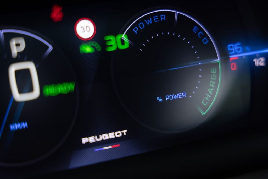 Primera prueba del Peugeot E-308 2024. Un eléctrico lógico y con estilo 35 Motor16 Peugeot E 308 prueba 32 Motor16