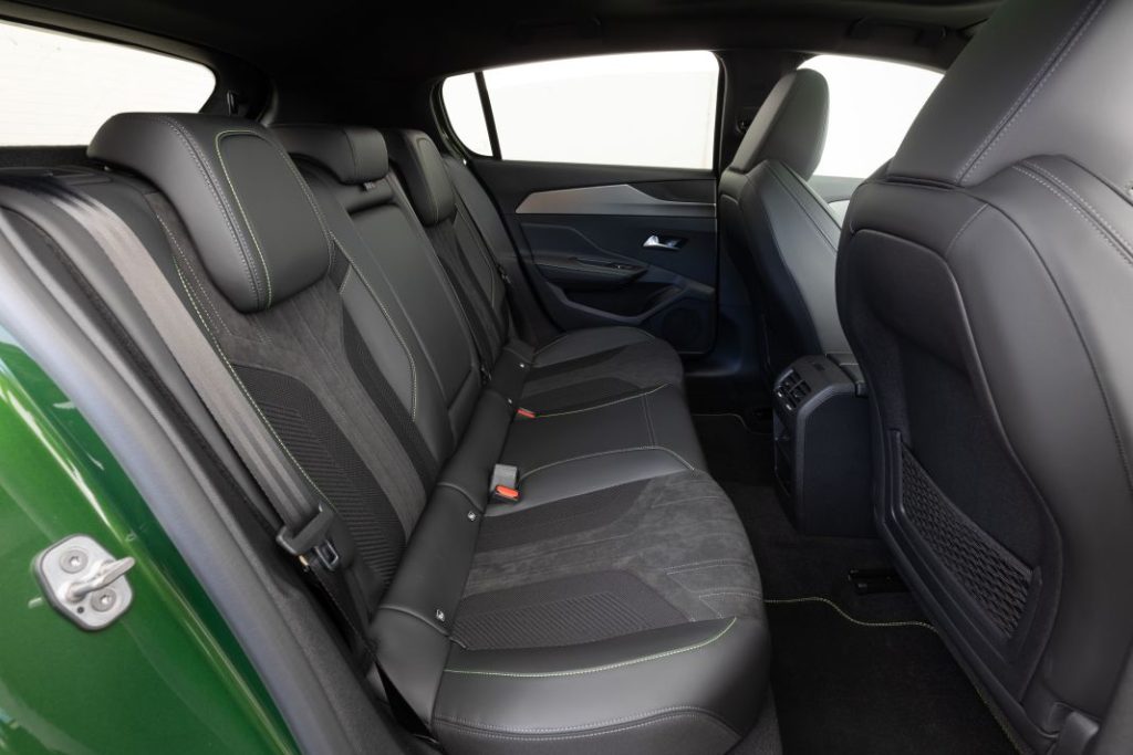 Primera prueba del Peugeot E-308 2024. Un eléctrico lógico y con estilo 41 Motor16 Peugeot E 308 prueba 38 Motor16