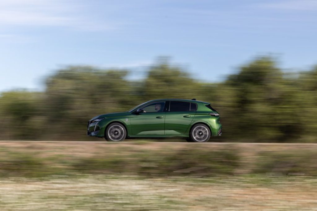 Primera prueba del Peugeot E-308 2024. Un eléctrico lógico y con estilo 14 Motor16 Peugeot E 308 prueba 56 Motor16