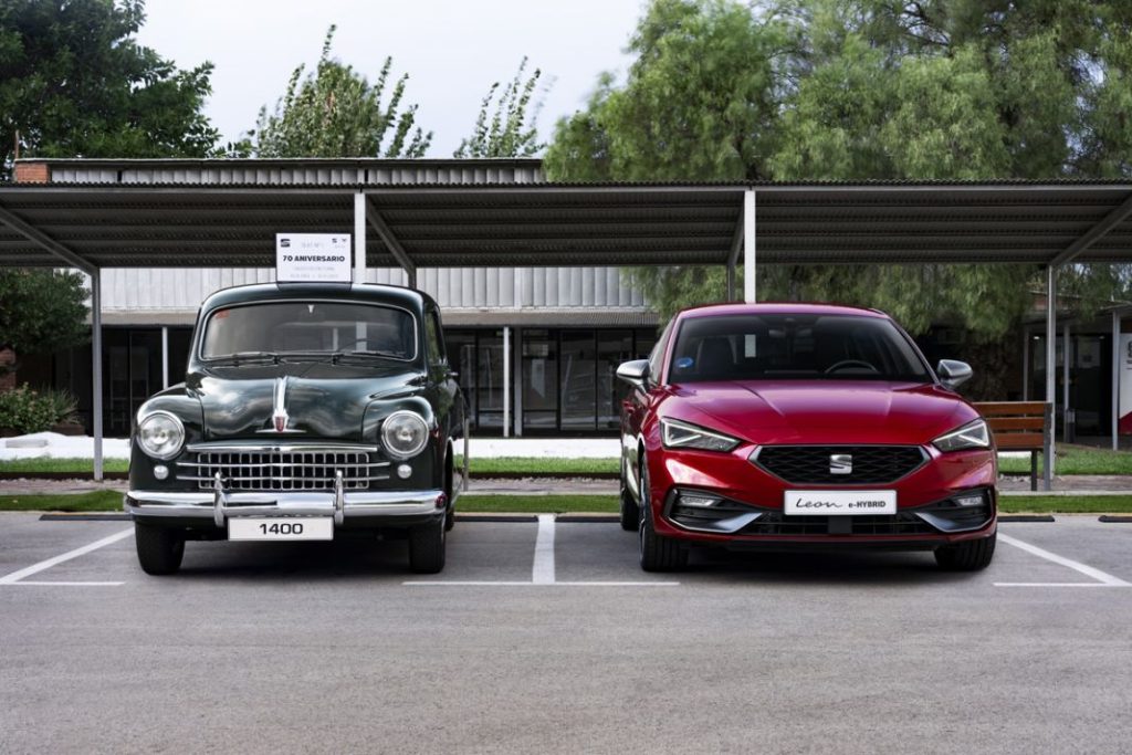 Seat 1400: 70 años del coche que inició la historia de la marca 6 Motor16 Seat 70 anos 1400 vs Seat Leon10 Motor16