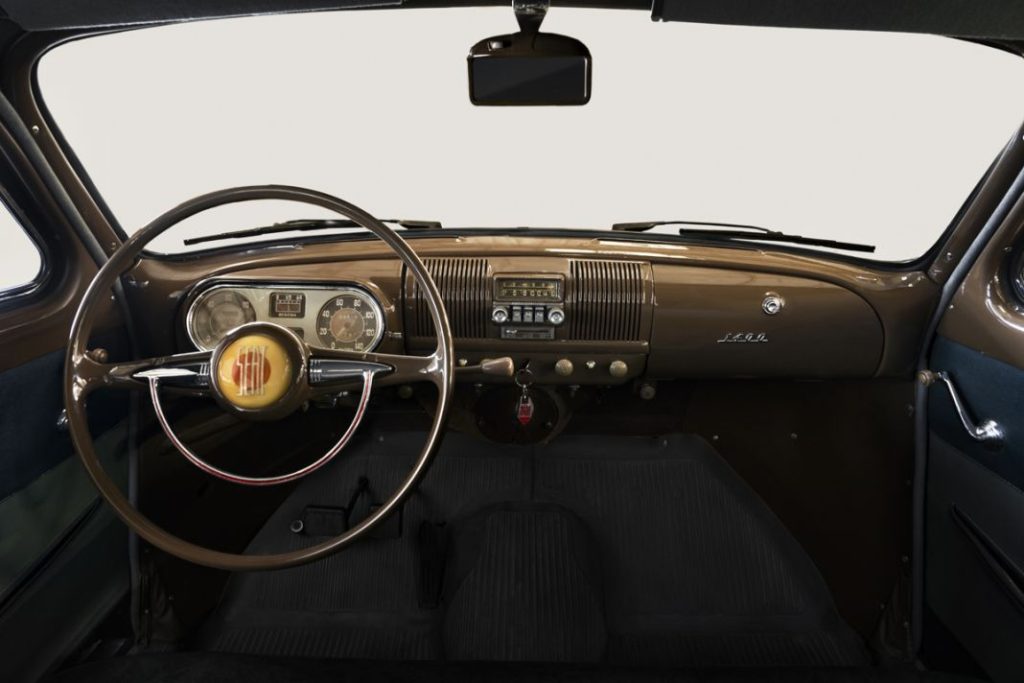 Seat 70 anos 1400 vs Seat Leon5 Motor16