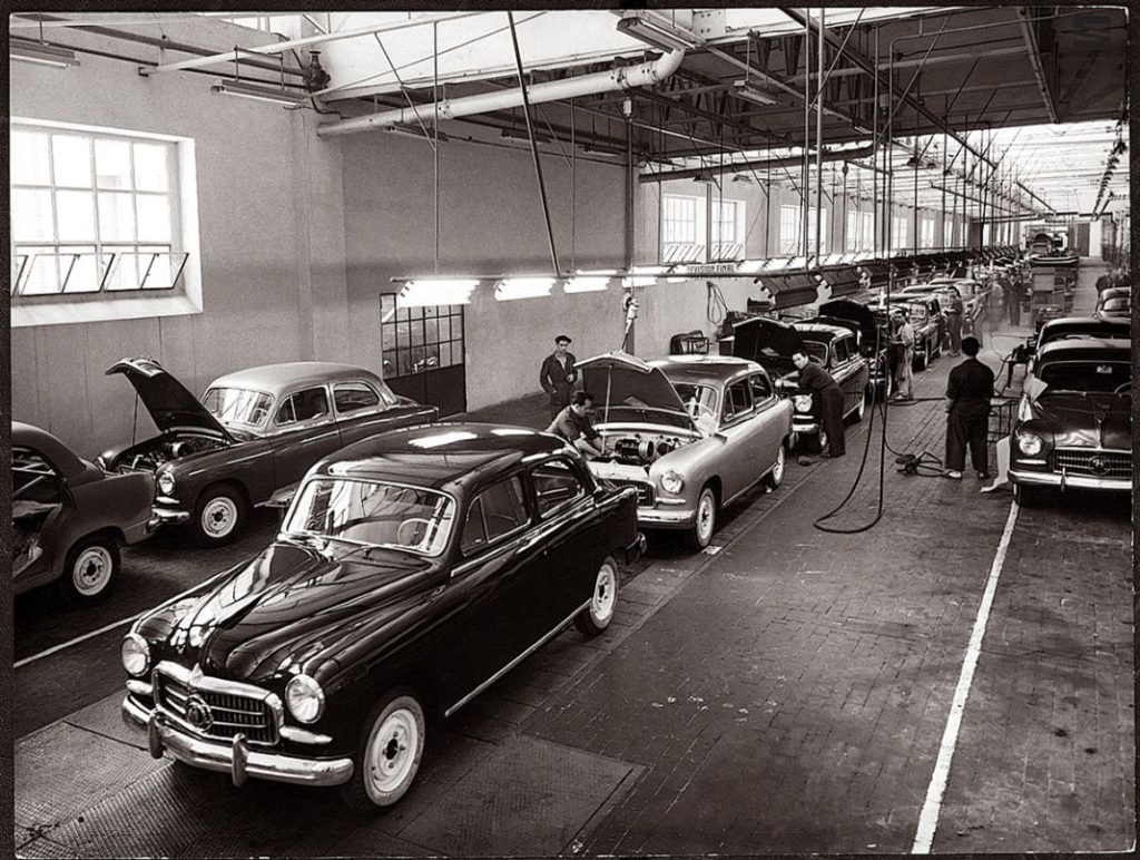 Seat 1400: 70 años del coche que inició la historia de la marca 5 Motor16 Seat 70 anos 1400 vs Seat Leon7 Motor16