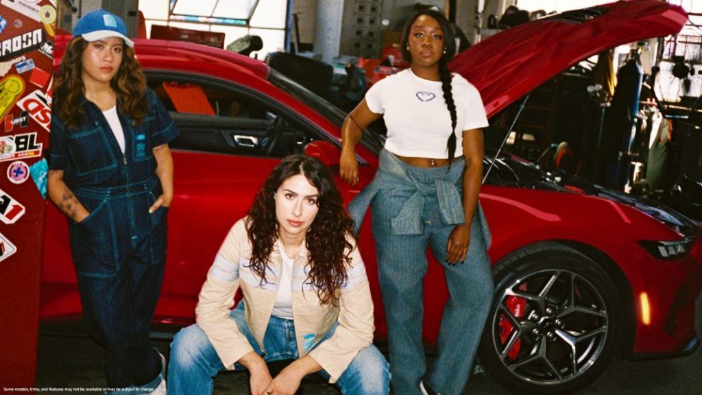 El Ford vintage de Sydney Sweeney ('Euphoria') que ha inspirado una colección de ropa 12 Motor16 SydneySweeneyxFordMustang FOFTrio 1920x1080 00 Motor16