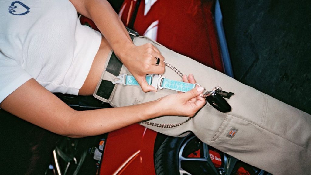 El Ford vintage de Sydney Sweeney ('Euphoria') que ha inspirado una colección de ropa 7 Motor16 SydneySweeneyxFordMustang KeychainPants 1920x1080 00 Motor16