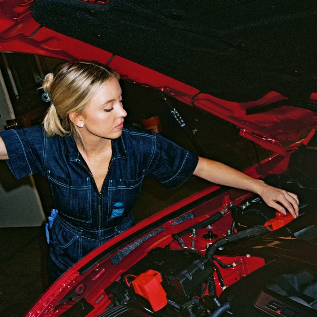 El Ford vintage de Sydney Sweeney ('Euphoria') que ha inspirado una colección de ropa 4 Motor16 SydneySweeneyxFordMustang ModelingMerchHood 1080x1080 00 Motor16