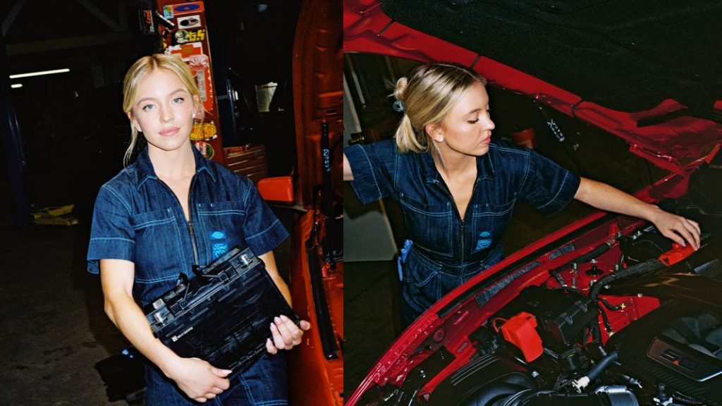 El Ford vintage de Sydney Sweeney ('Euphoria') que ha inspirado una colección de ropa 3 Motor16 SydneySweeneyxFordMustang ModelingMerchHood 1920x1080 01 Motor16