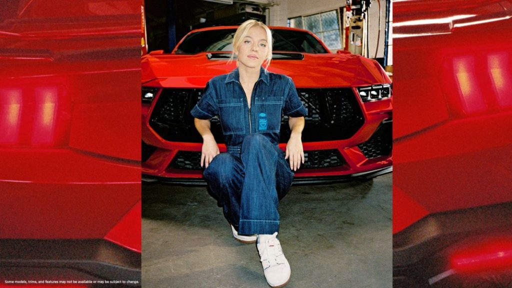 El Ford vintage de Sydney Sweeney ('Euphoria') que ha inspirado una colección de ropa 1 Motor16 SydneySweeneyxFordMustang ModelingMerchStanding 1920x1080 01 Motor16