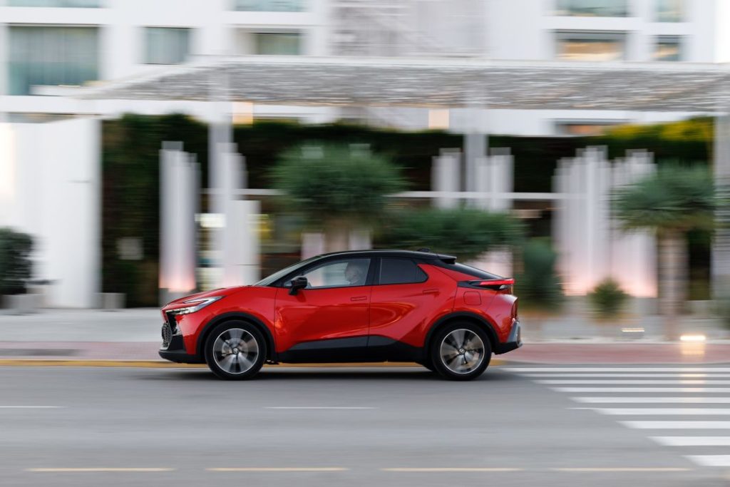 Primera prueba del Toyota C-HR 2024: Mejora en todo menos en el precio 64 Motor16 Toyota C HR prueba 42 Motor16