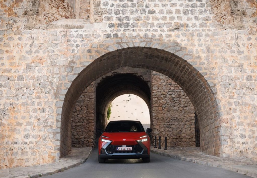 Primera prueba del Toyota C-HR 2024: Mejora en todo menos en el precio 53 Motor16 Toyota C HR prueba 43 Motor16