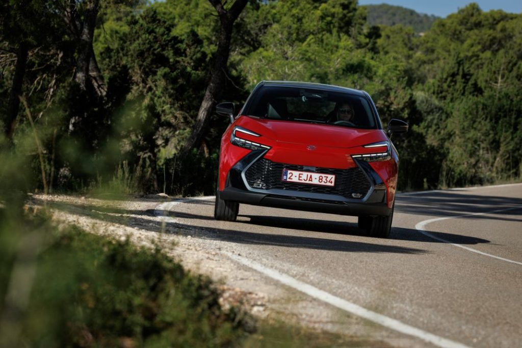 Primera prueba del Toyota C-HR 2024: Mejora en todo menos en el precio 52 Motor16 Toyota C HR prueba 50 Motor16