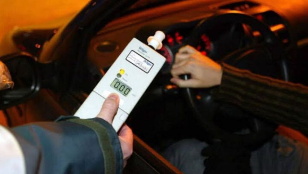 La multa que la policía ha puesto al conductor de este patinete eléctrico y que cuesta el triple que su VMP 122 Motor16 cervezas. control alcoholemia. policía