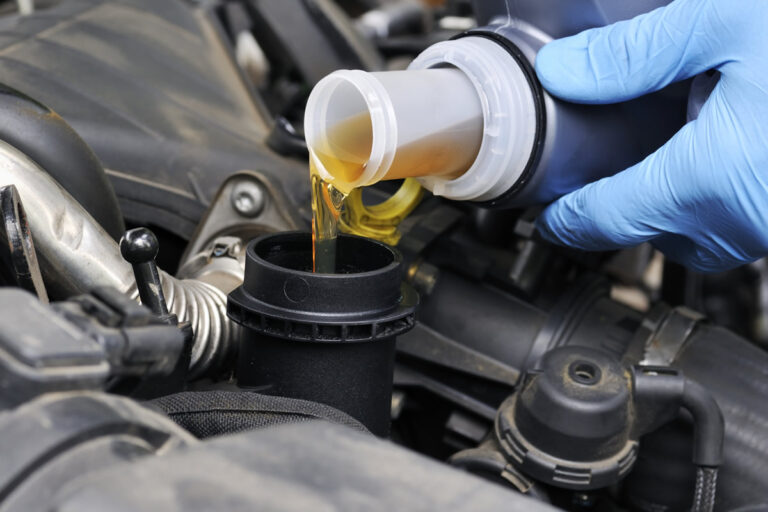 Cómo hacer la revisión a tu coche en casa y sin gastar un euro 1 Motor16 Comprobar el aceite