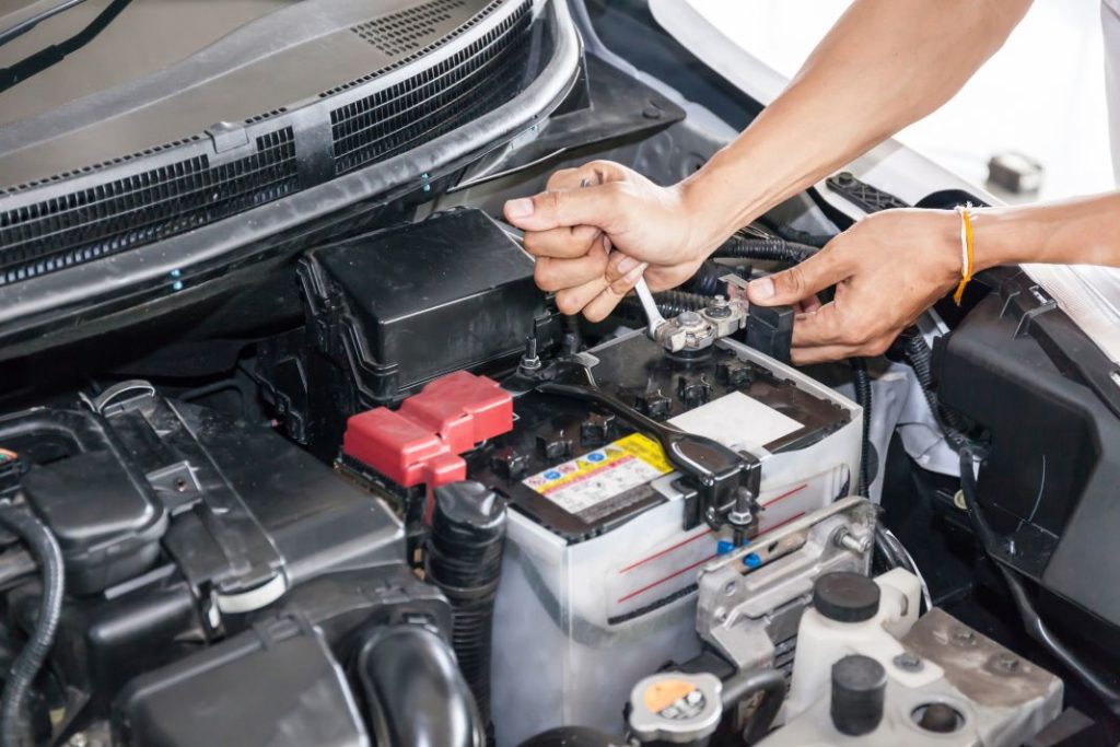 Lo que debes revisar en tu coche cuando llega el frío. Si es que quieres llegar a tu destino 1 Motor16 2023 Batería de 12 voltios. Coche. Motor. Revisión. Imagen