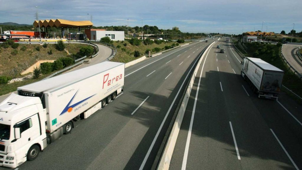 La Guardia Civil de Tráfico te explica qué es conducir 'encarrilado' y cómo afecta a tu seguridad 40 Motor16 Guardia