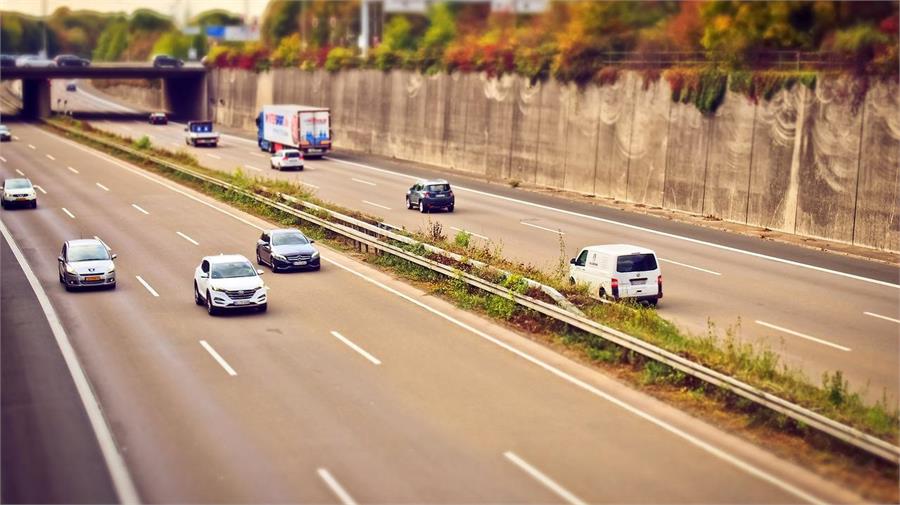 La multa que la DGT te va a poner por circular por el carril central de una carretera 6 Motor16 DGT
