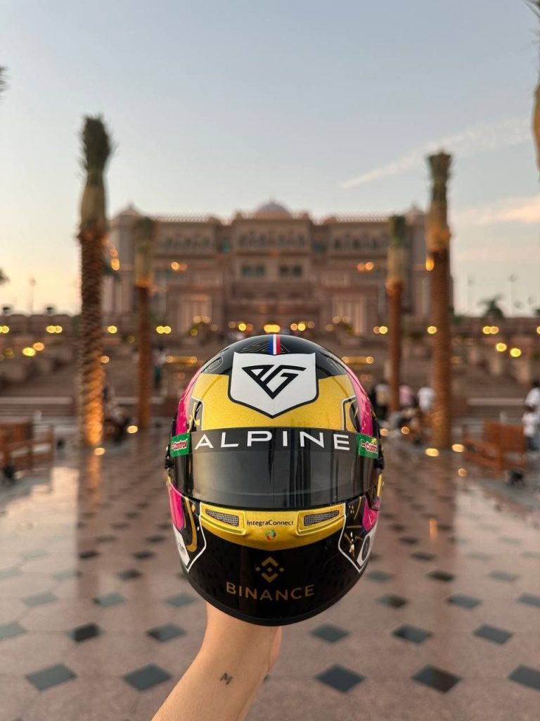 casco pierre gasly abu dhabi5 Motor16