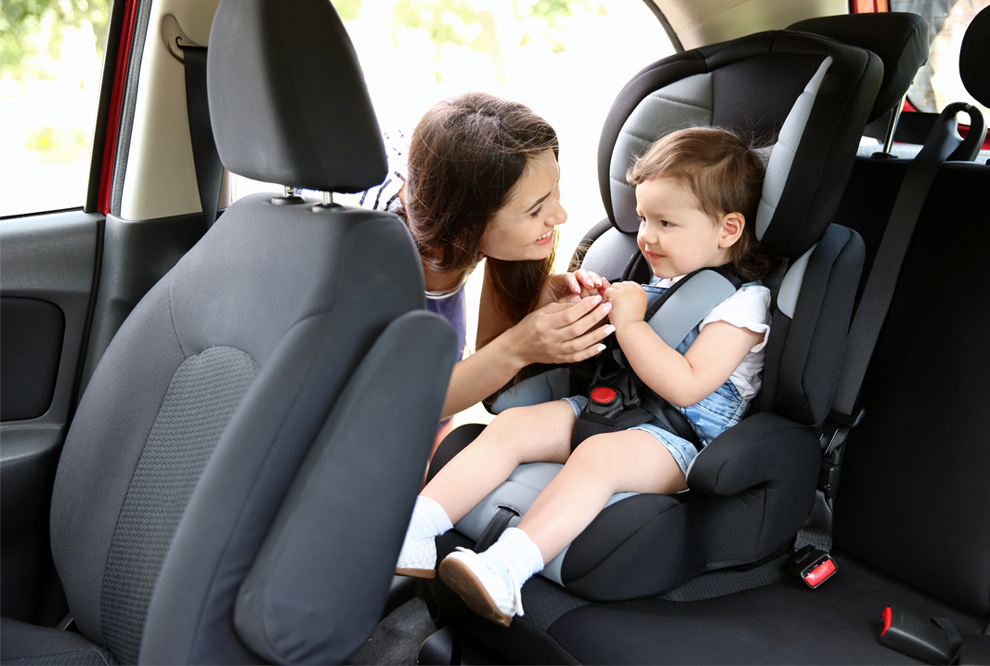 Cómo instalar una silla infantil en tu coche 118 Motor16 Revisa que la silla de tu hijo esté fijada correctamente mediante pruebas de seguridad.