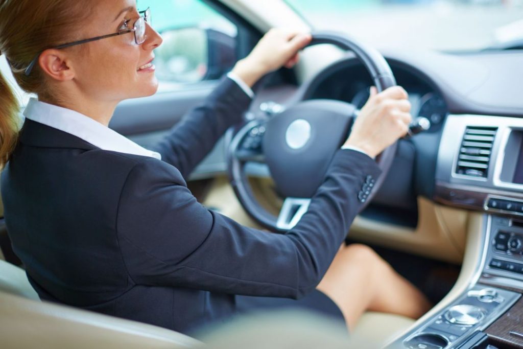 El medio de transporte que elije el 70% de los españoles para ir a trabajar 1 Motor16 Conducir. Gafas. Medio de transporte.