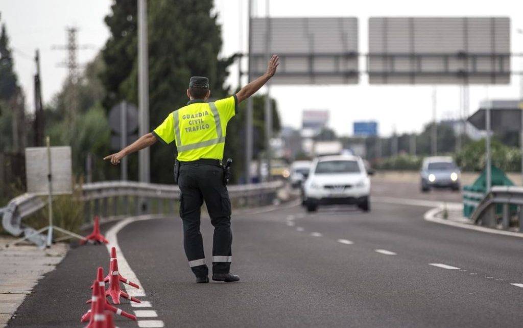 Estos son los dos únicos motivos en los que la DGT te permite adelantar por la derecha 10 Motor16 maniobra