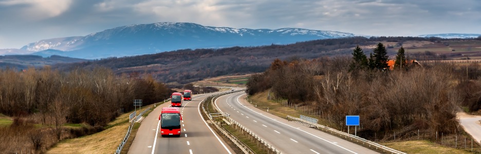 La multa que la DGT te va a poner por circular por el carril central de una carretera 8 Motor16 circular