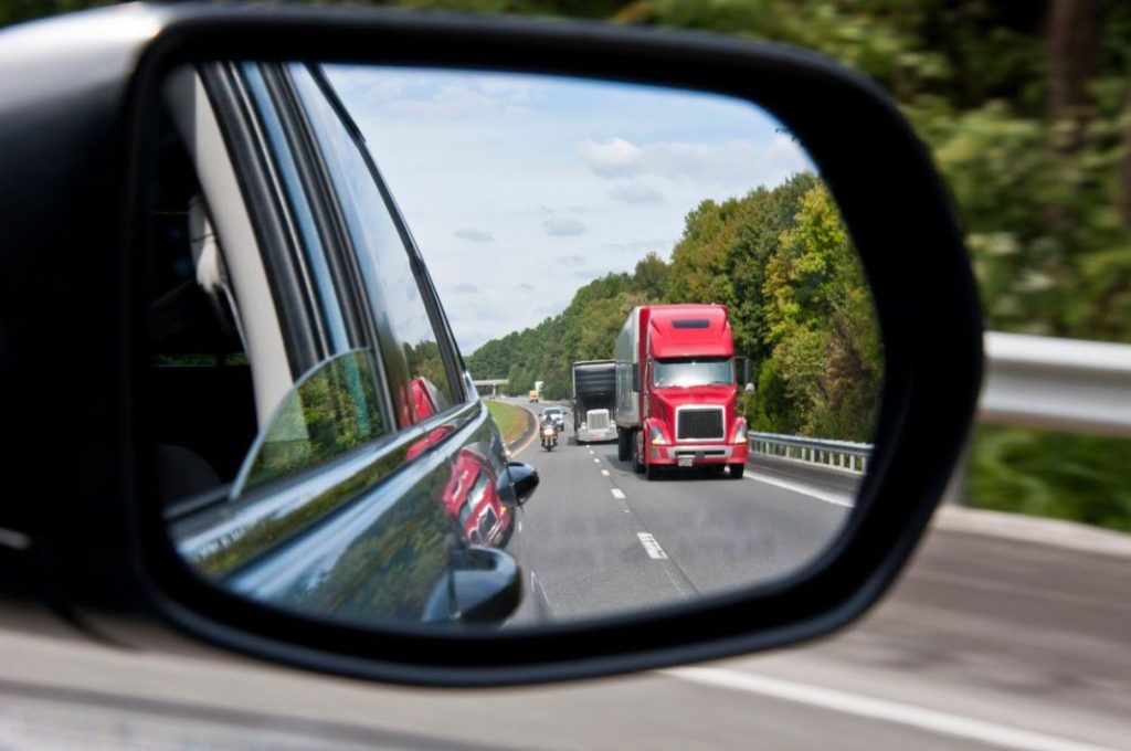 Estos son los dos únicos motivos en los que la DGT te permite adelantar por la derecha 11 Motor16 cuidado