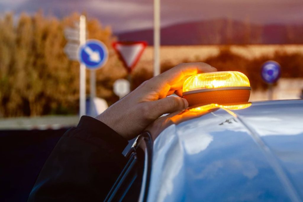 La luz de emergencia V16 conectada más barata del mercado la encuentras en Amazon. Es un chollo 116 Motor16 requisito