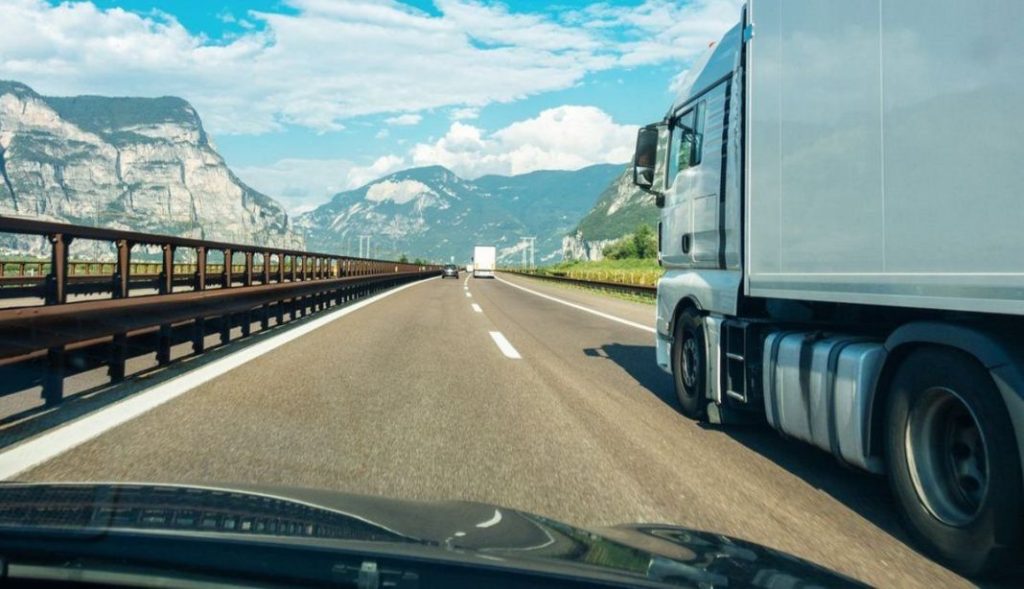 Estos son los dos únicos motivos en los que la DGT te permite adelantar por la derecha 12 Motor16 multar