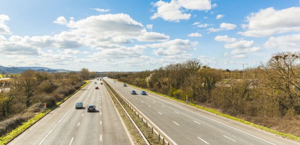 La multa que la DGT te va a poner por circular por el carril central de una carretera 9 Motor16 velocidad