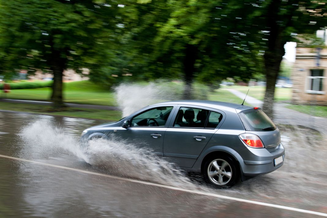 8 consejos que la DGT quiere que apliques cuando conduces con lluvia 106 Motor16 Utiliza los intermitentes