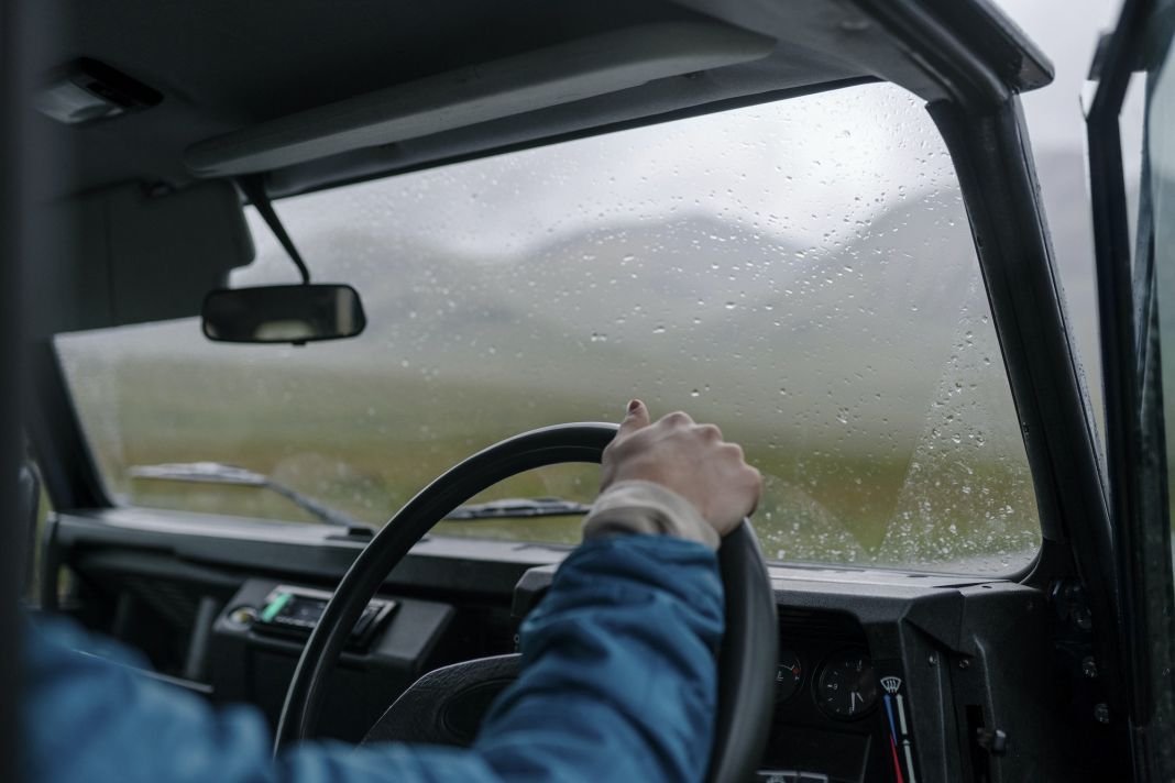 8 consejos que la DGT quiere que apliques cuando conduces con lluvia 104 Motor16 Aplica técnicas de esquiva