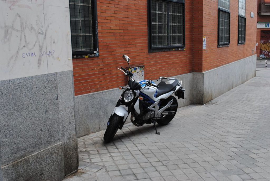 La particular forma de arreglar las ruedas de tu moto que no va a gustar en la ITV 175 Motor16 moto